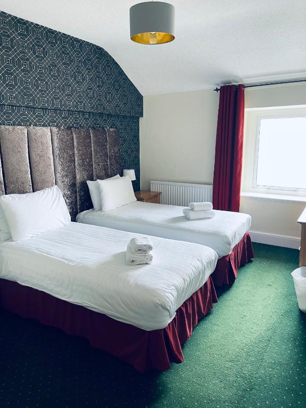 Standard Twin Room image 3