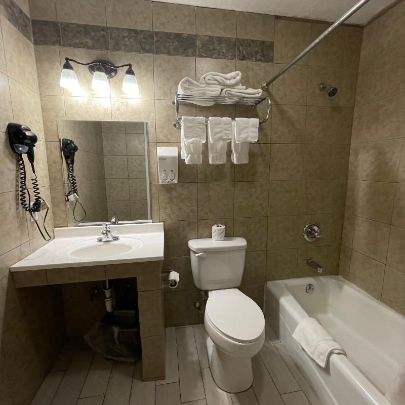 Queen Room image 2