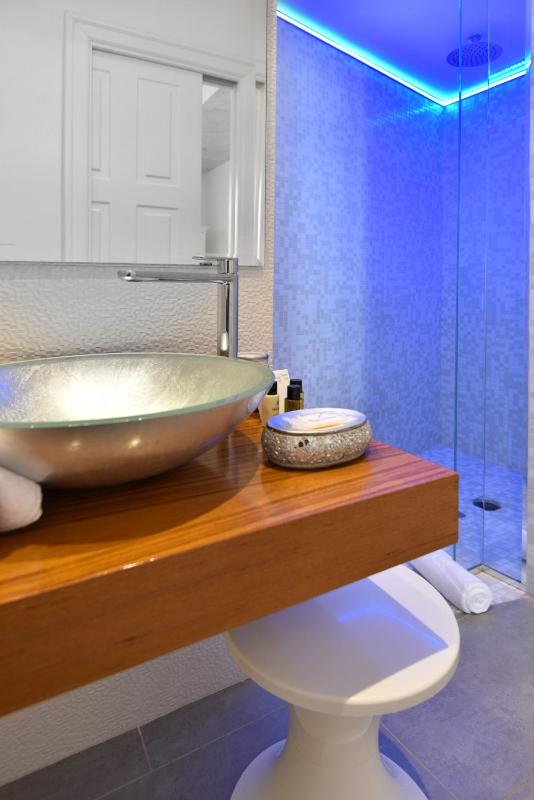 Deluxe Double Room with Balcony image 2