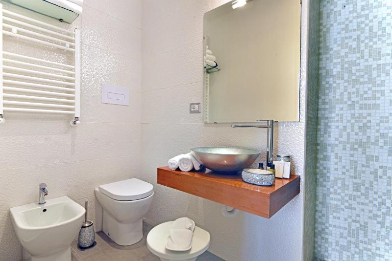 Deluxe Double Room with Balcony image 3