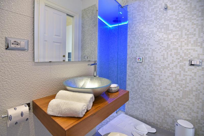 Deluxe Double Room with Balcony image 4