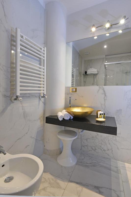 Deluxe Double Room with Balcony image 3