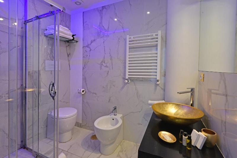 Deluxe Double Room with Balcony image 2