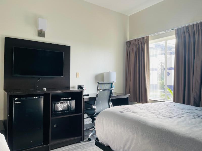Queen Room with Two Queen Beds - Non Smoking image 1