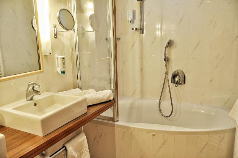 Deluxe Double Room image 2