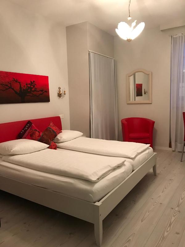 Standard Double Room image 3