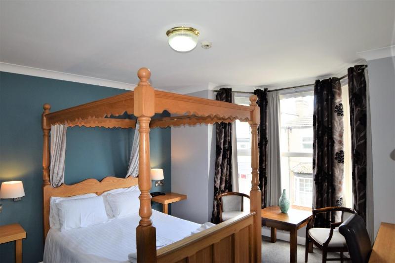 Four-poster Double with Spa Bath image 1