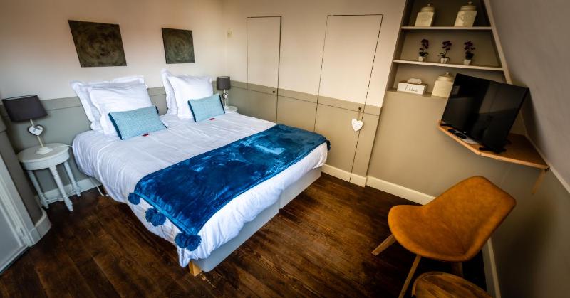 Double Room with Shower image 4