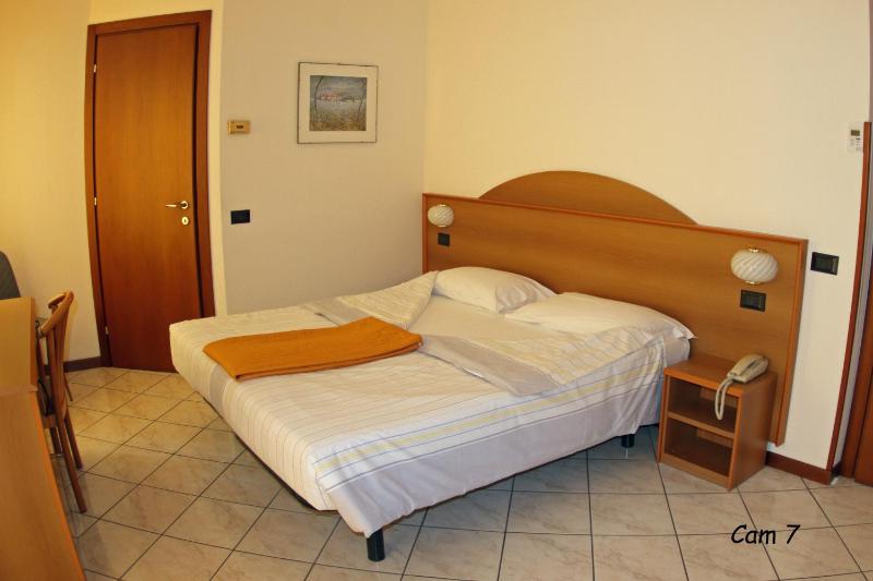 Deluxe Double Room with Balcony image 3