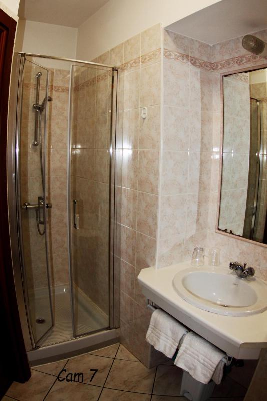 Deluxe Double Room with Balcony image 4