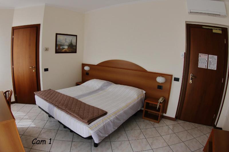 Deluxe Double Room with Balcony image 2