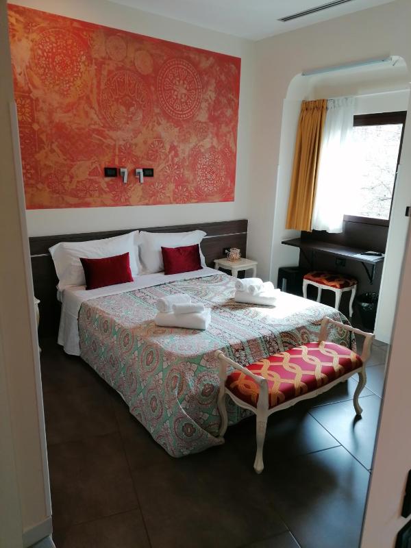 Double or Twin Room image 4