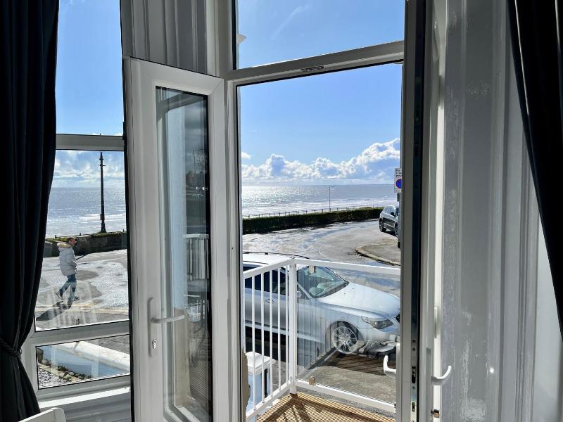 Studio with Sea View image 4