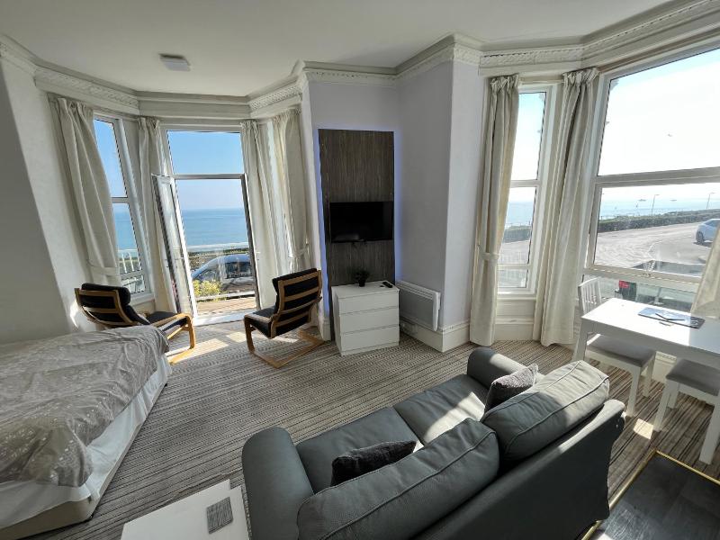 Studio with Sea View image 2