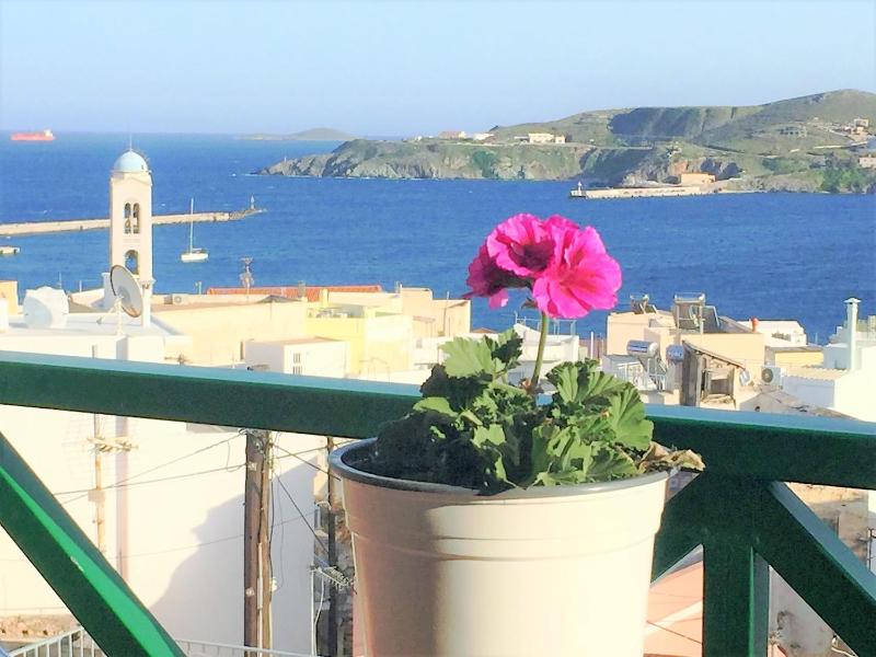 Double Room with Balcony and Sea View image 3