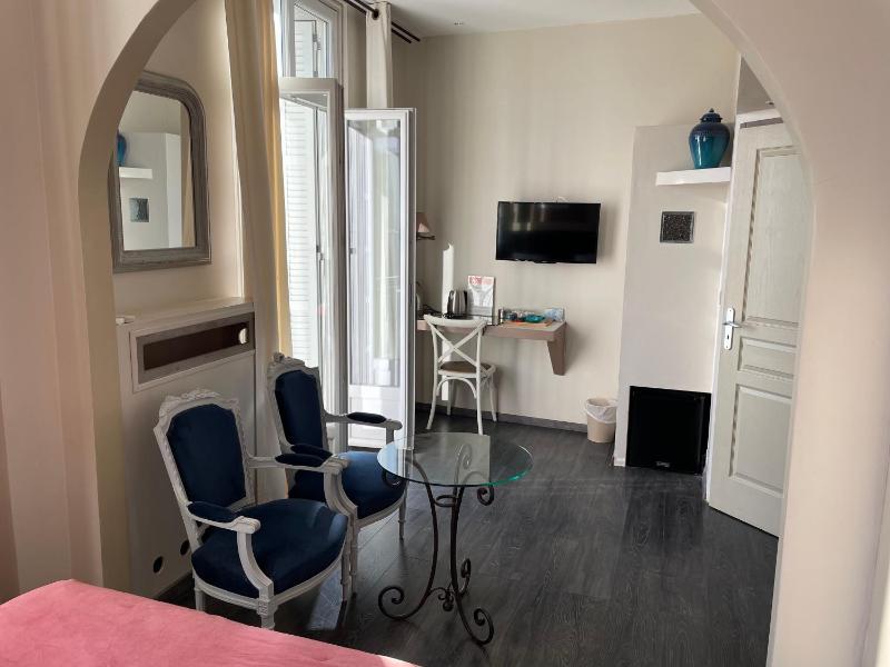 Deluxe Suite with Sea View image 3