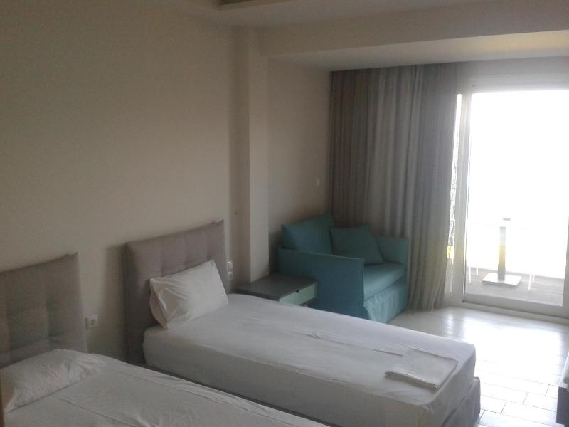 Twin Room with Sea View image 4