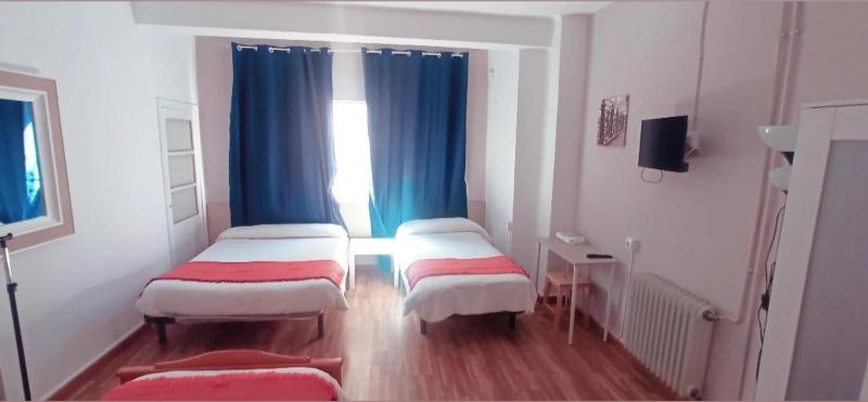 Basic Triple Room with Shared Bathroom image 1