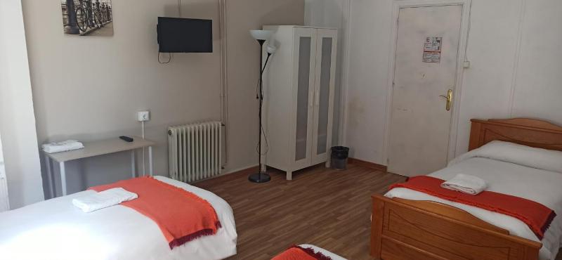 Basic Triple Room with Shared Bathroom image 2