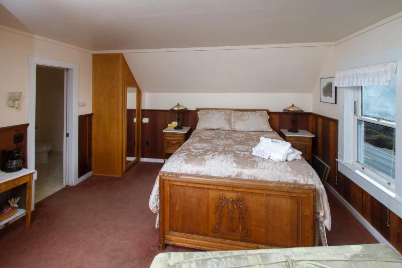 Queen Room with Sea View - Not Pet Friendly image 2