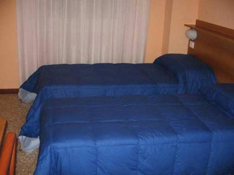 Twin Room image 1