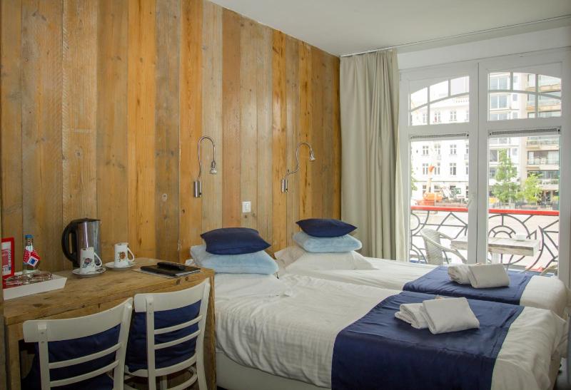 Standard Twin Room image 3