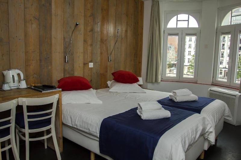 Standard Twin Room image 2