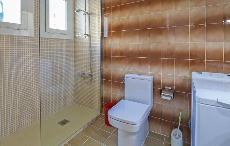 Four-Bedroom Holiday Home image 3