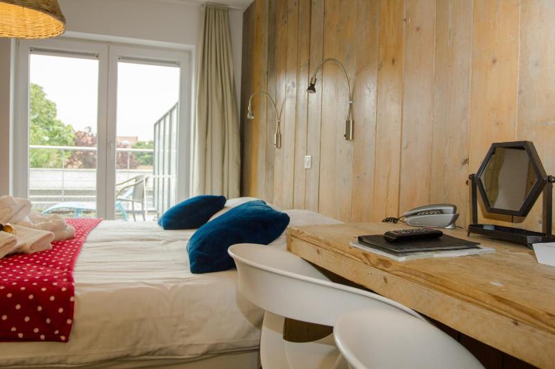 Twin Room with Balcony image 4