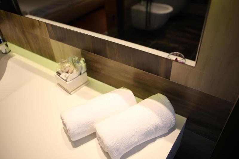 Deluxe Single Room with Balcony image 3