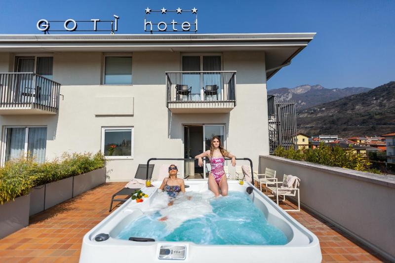 Double Room with Terrace and Jacuzzi image 1