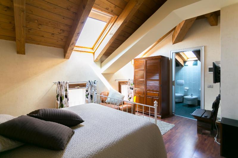 Double Room image 3