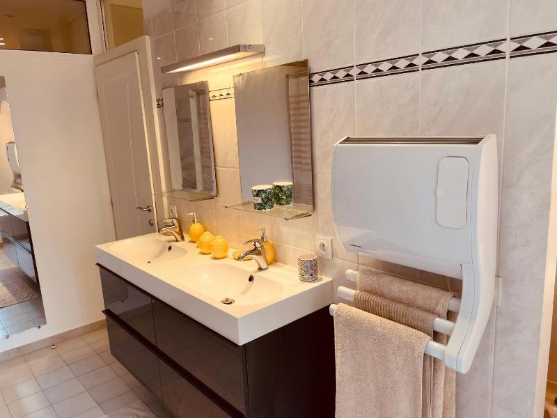 Nice Renting - PAGANINI - Spacious Apartment - 2 BedRooms - King Bed - Bathtub - Heart of Nice - image 2