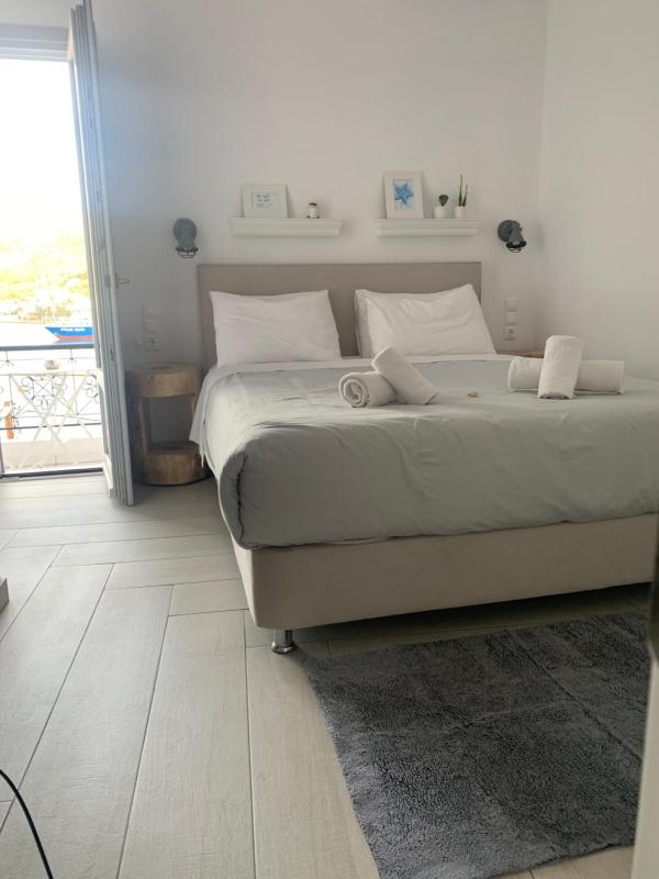Double Room with Balcony and Sea View image 3