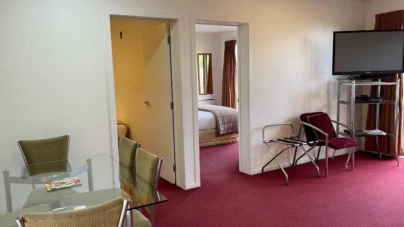 Chantillys Motor Lodge - image 36