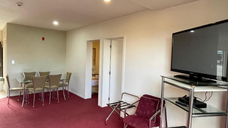 Chantillys Motor Lodge - image 31