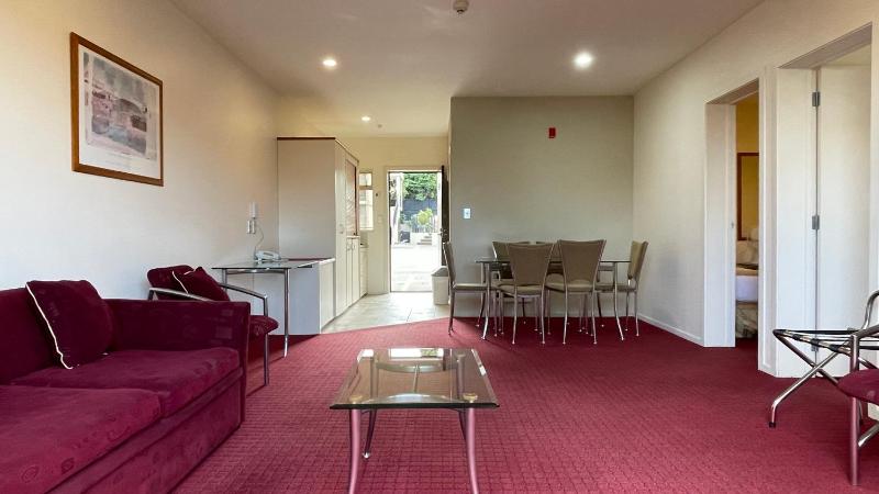 Chantillys Motor Lodge - image 26
