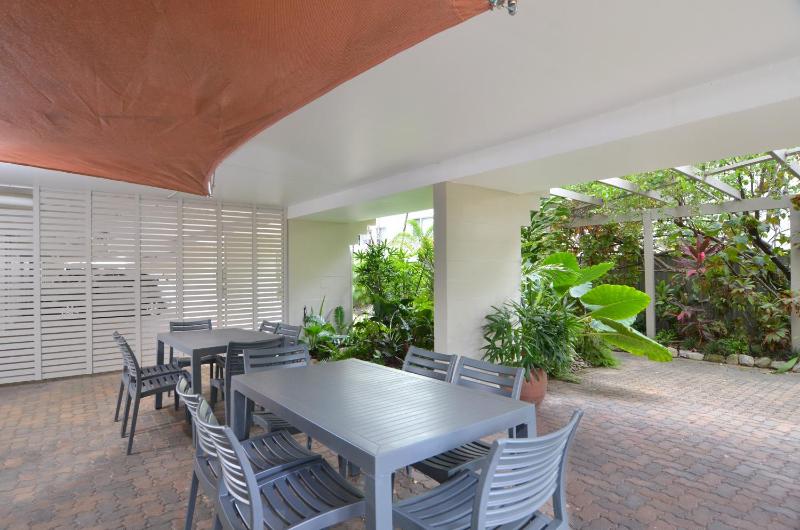 Seascape Holidays - Tropical Reef Apartments - image 3
