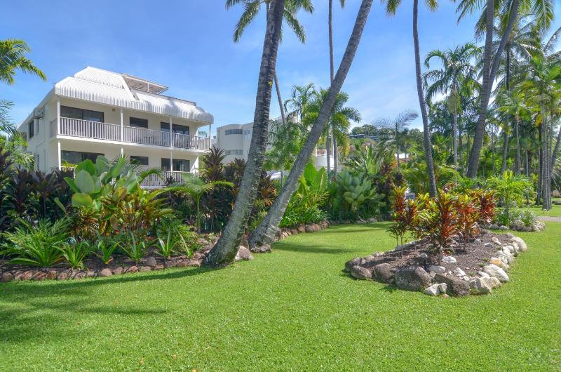 Seascape Holidays - Tropical Reef Apartments - image 4