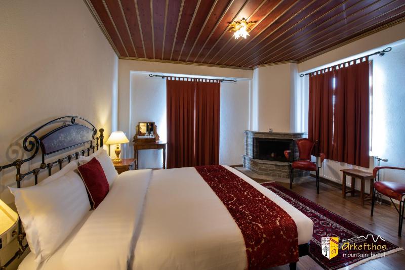 Deluxe Double Room with Balcony image 4