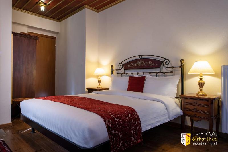 Deluxe Double Room with Balcony image 3