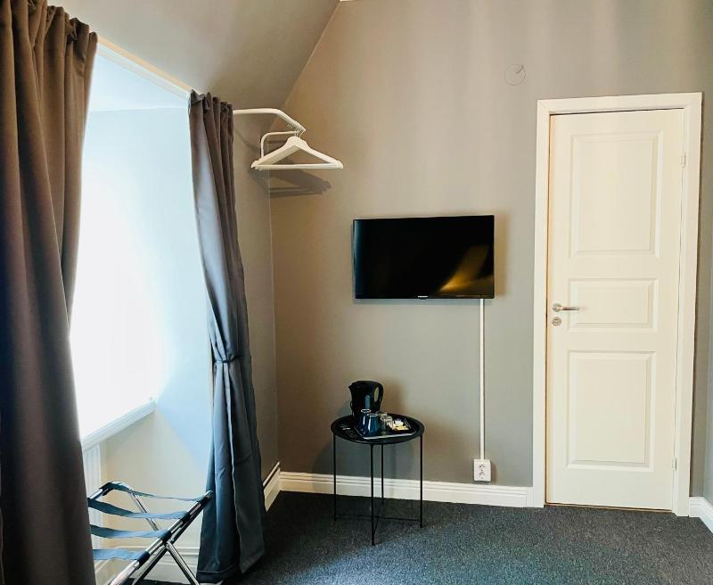 Economy Double Room image 4