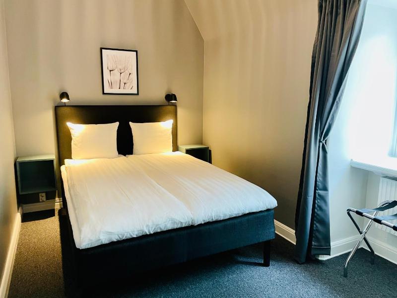 Economy Double Room image 3