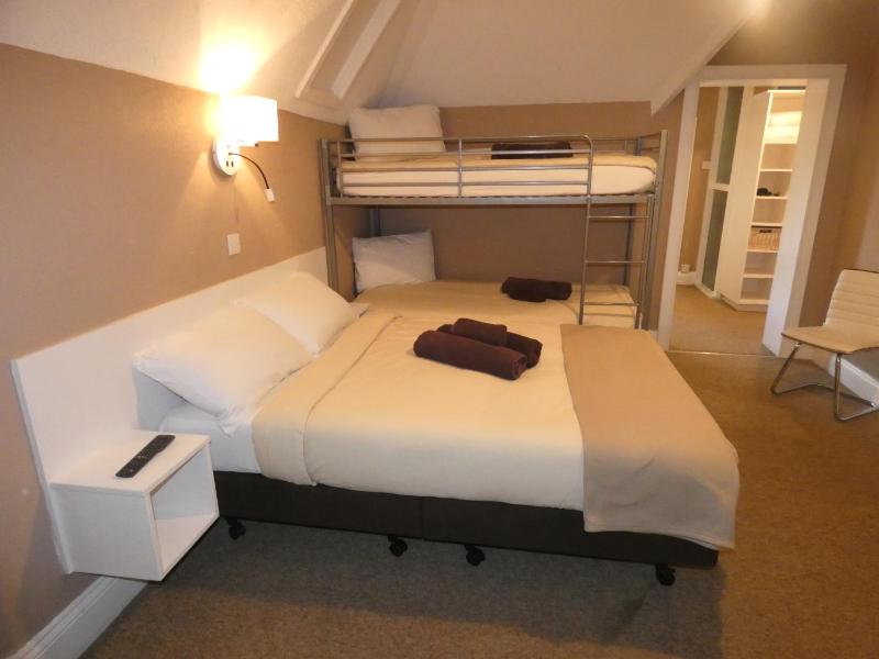 Family Room with Shower (Room Only) image 4