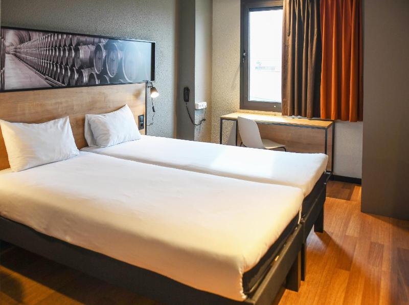 Standard Twin Room image 3