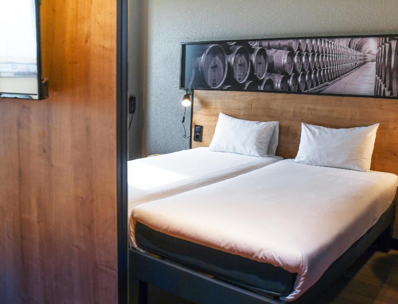 Standard Twin Room image 2