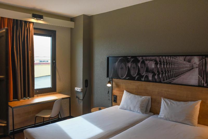 Standard Twin Room image 4