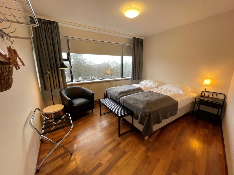 Basic Twin Room with Shared Bathroom image 2