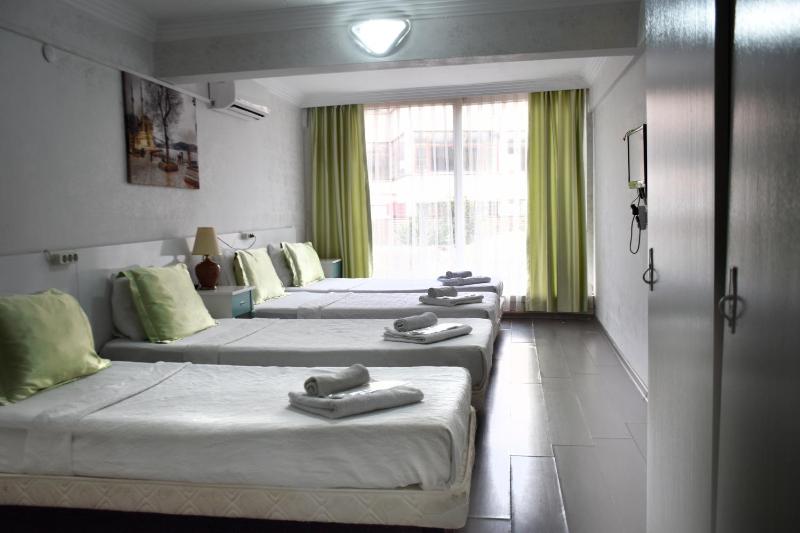 Economy Triple Room image 4