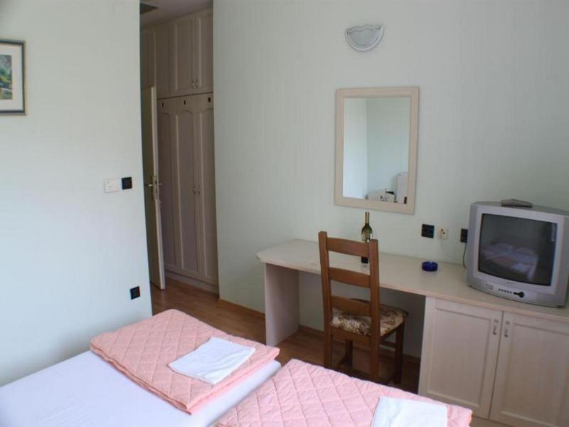 Double Room with Garden View image 3
